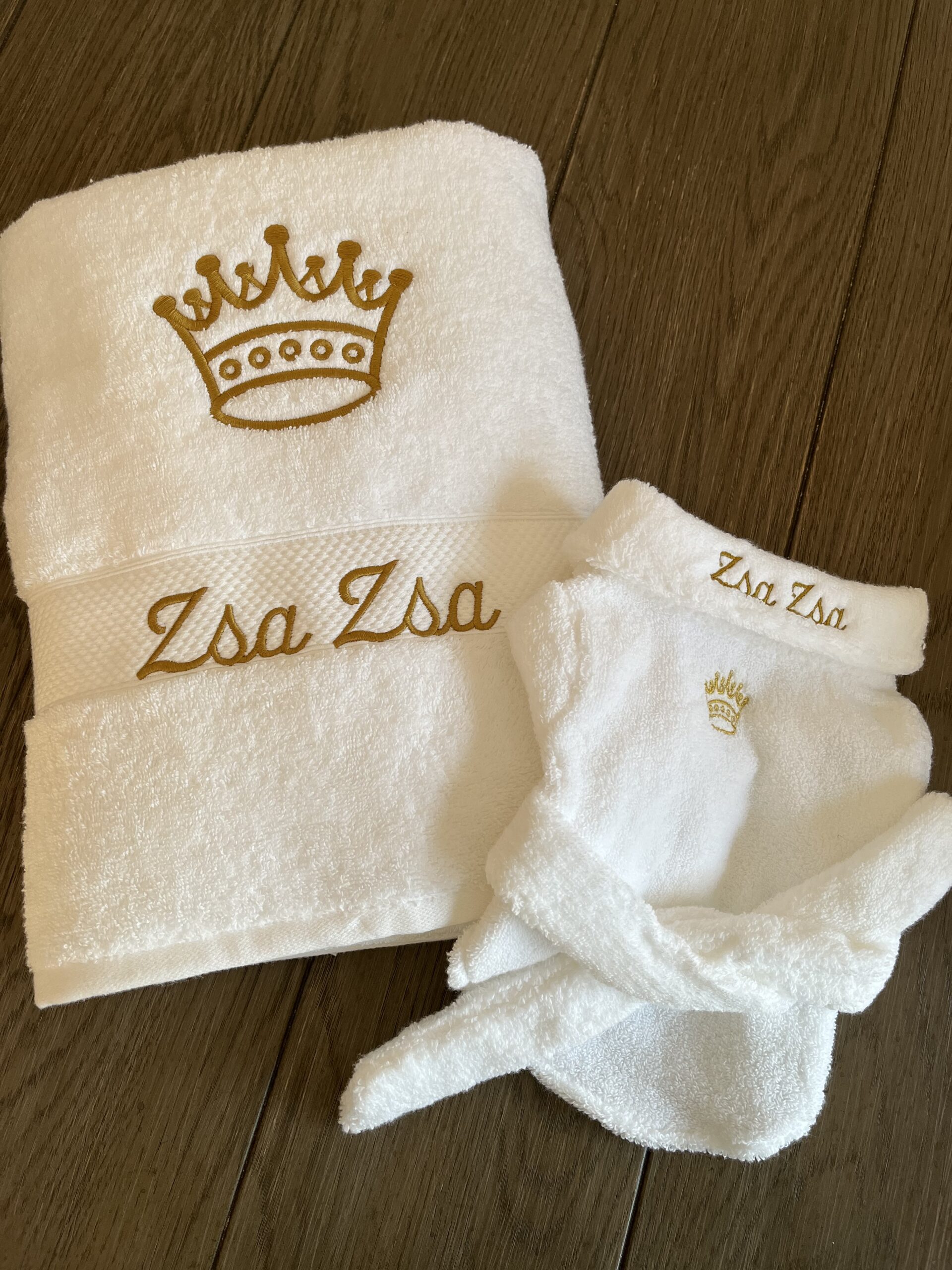 Embroidered towel with crown - Image 2