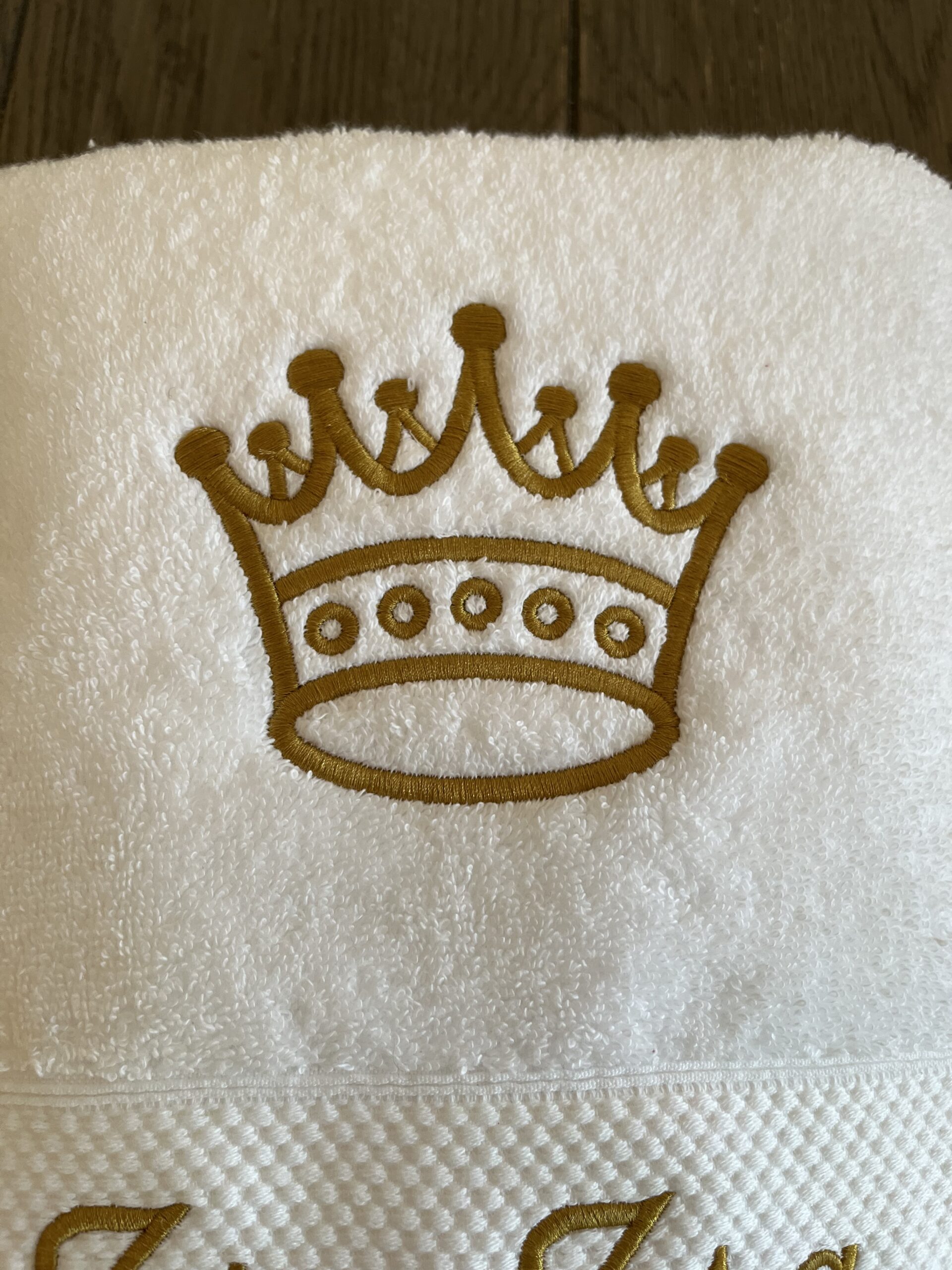 Embroidered towel with crown - Image 3